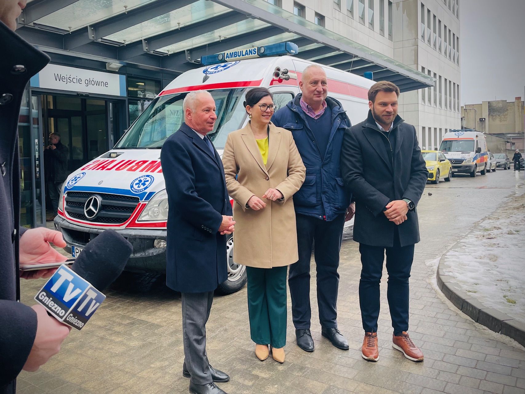 Przekazanie karetki transportowej dla Szpitala Pomnik Chrztu Polski